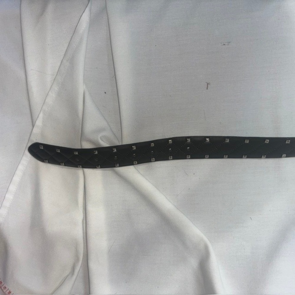 White House Black Market Studded Belt Black Quilted Silver Pyramid Studs Size M - Picture 4 of 6